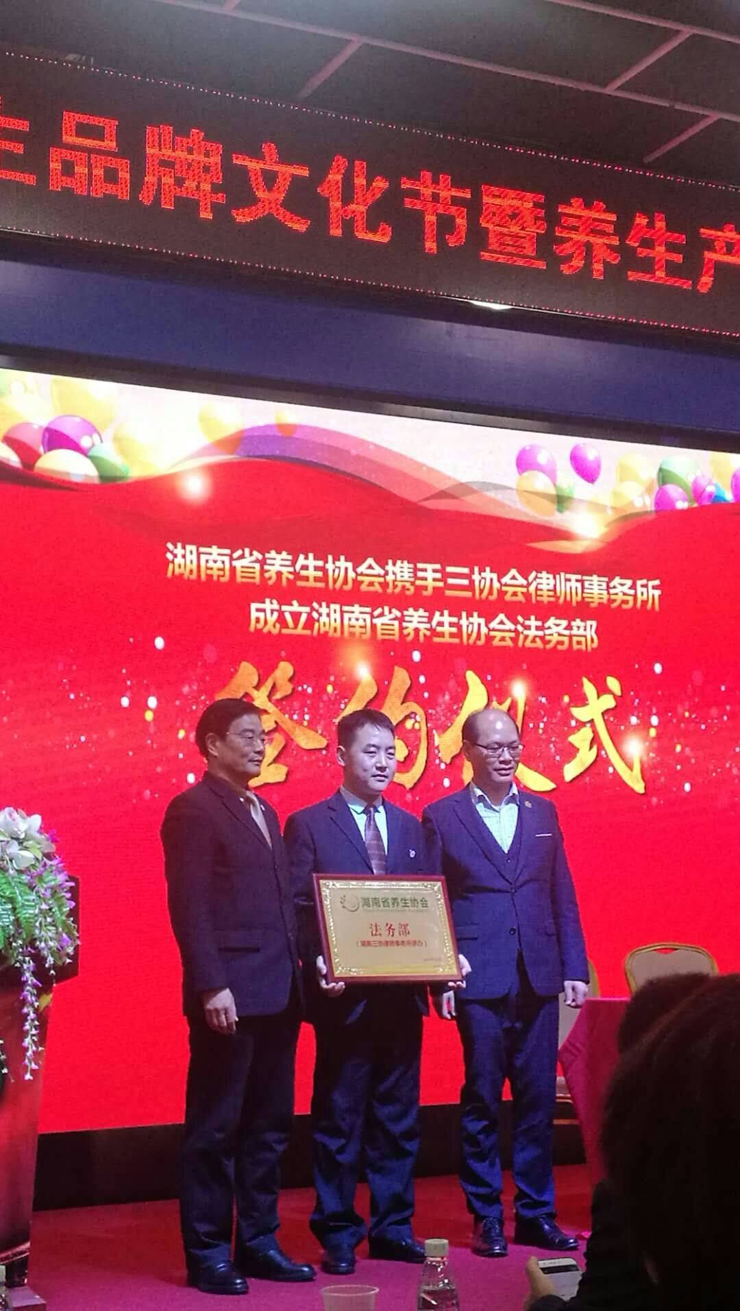 客户赠锦旗 - 不辞辛劳护公正 尽心尽责维权益